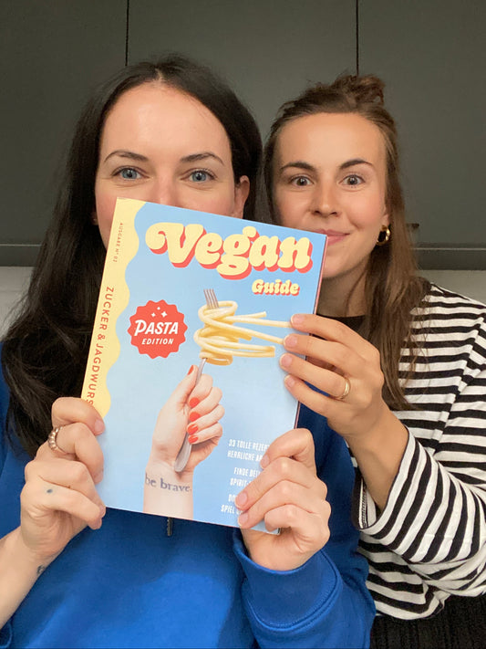 Die Gründerinnen von Zucker & Jagdwurst, Isa & Julia, halten das Kochbuch “Pasta Guide” in der Hand