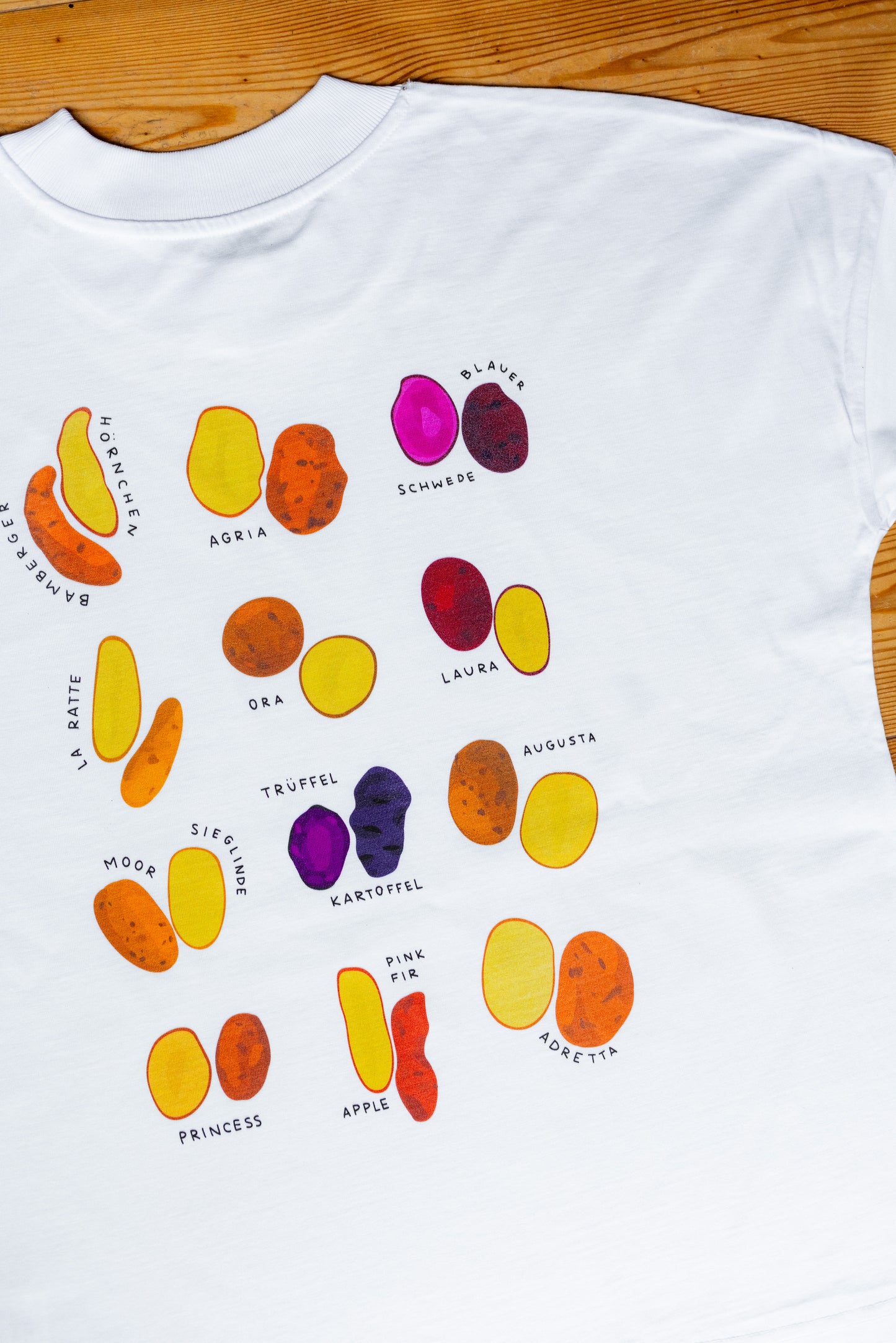 Rückenansicht des weißes T-Shirt mit Illustration ‚Kartoffeln‘
