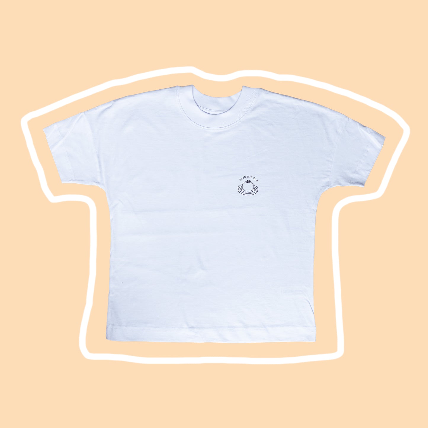 Weißes T-Shirt mit “Kloß mit Soß” Illustration auf beigem Hintergrund mit weißer Umrandung