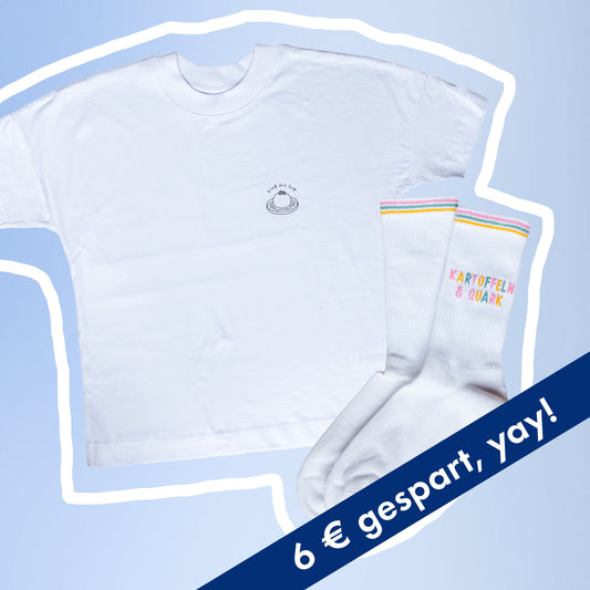Bundle mit weißem T-Shirt mit Grafik ‚Kloß mit Soß‘ und weißen Tennissocken mit buntem Schriftzug ‚Kartoffeln und Quark‘, rechts unten mit Banner ‚6 € sparen‘