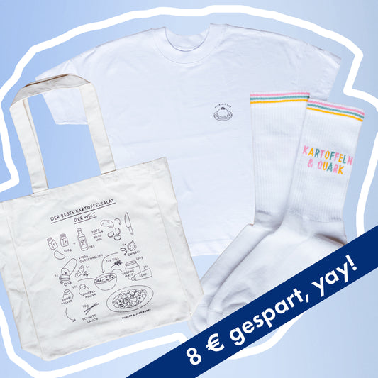 Bundle mit Jutebeutel ‚Bester Kartoffelsalat der Welt‘, weißem T-Shirt mit Grafik ‚Kloß mit Soß‘ und weißen Tennissocken mit buntem Schriftzug ‚Kartoffeln und Quark‘, rechts unten mit Banner ‚8 € sparen‘