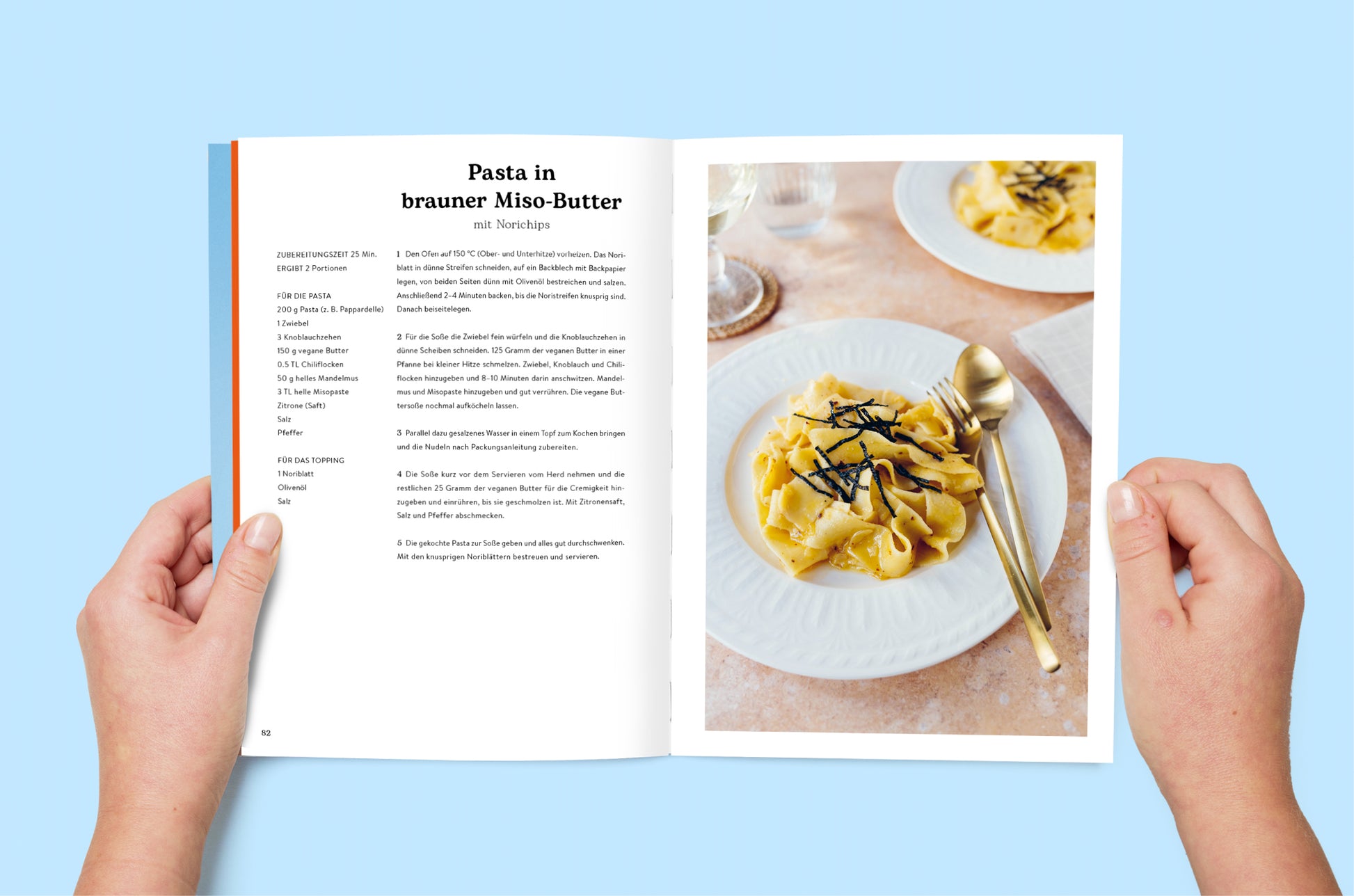 Zwei Innenseiten des Kochbuchs ‚Pasta Guide’: links der Rezepttext, rechts ein Bild der Pasta mit brauner Miso Butter