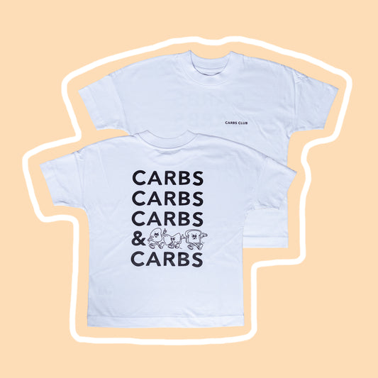 Weißes T-Shirt mit „Carbs“ Illustration in Vorder- und Rückansicht auf beigem Hintergrund mit weißer Umrandung