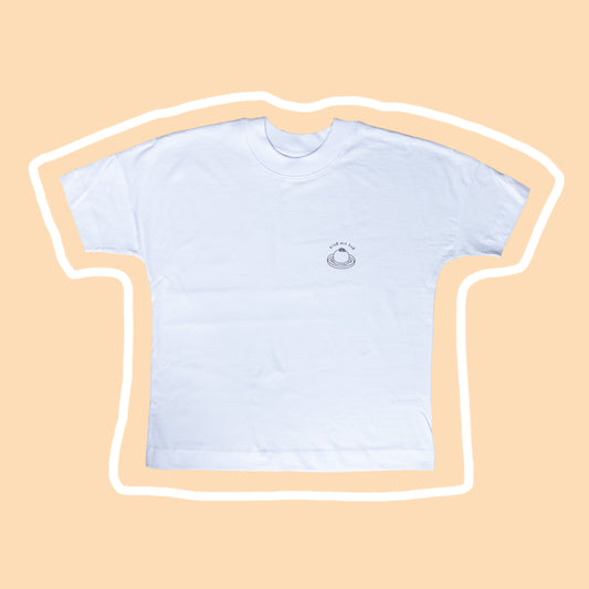Weißes T-Shirt mit “Kloß mit Soß” Illustration auf beigem Hintergrund mit weißer Umrandung