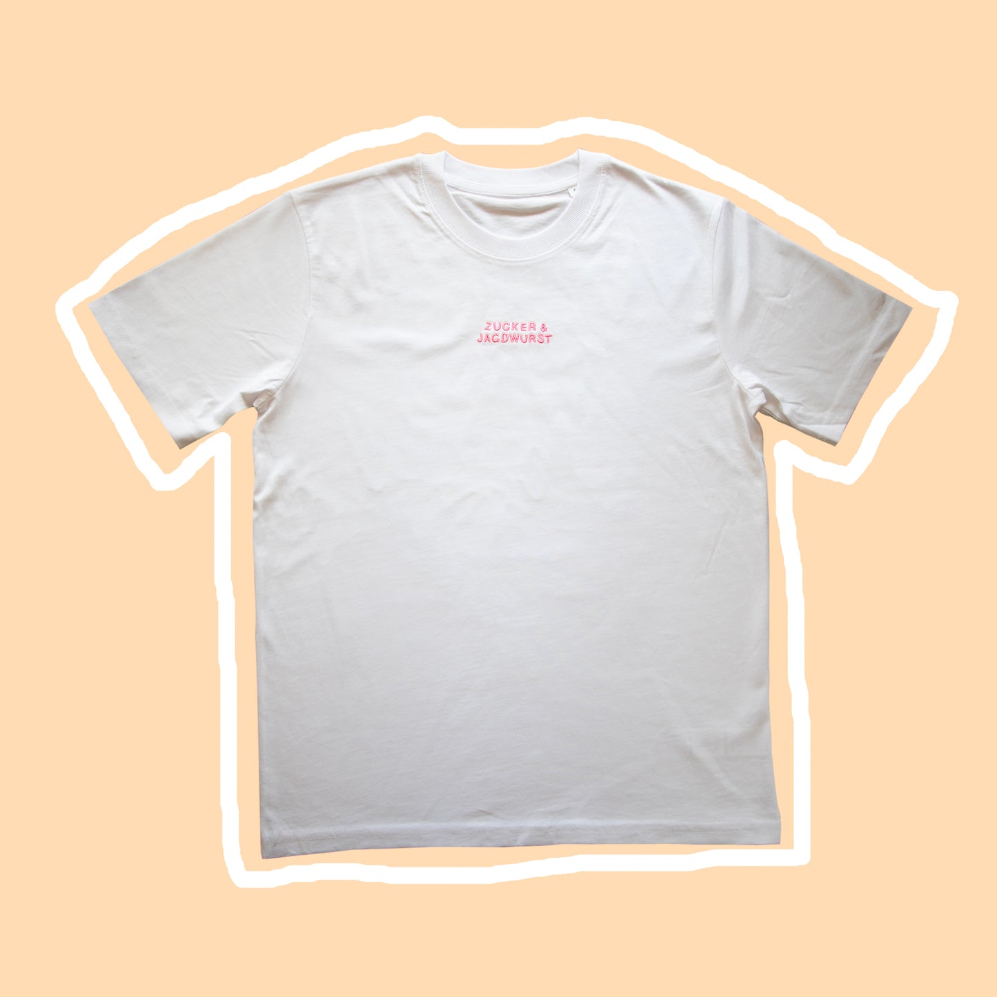 Weißes T-Shirt mit pinker Stickerei "Zucker&Jagdwurst" in Vorderansicht auf beigem Hintergrund mit weißer Umrandung