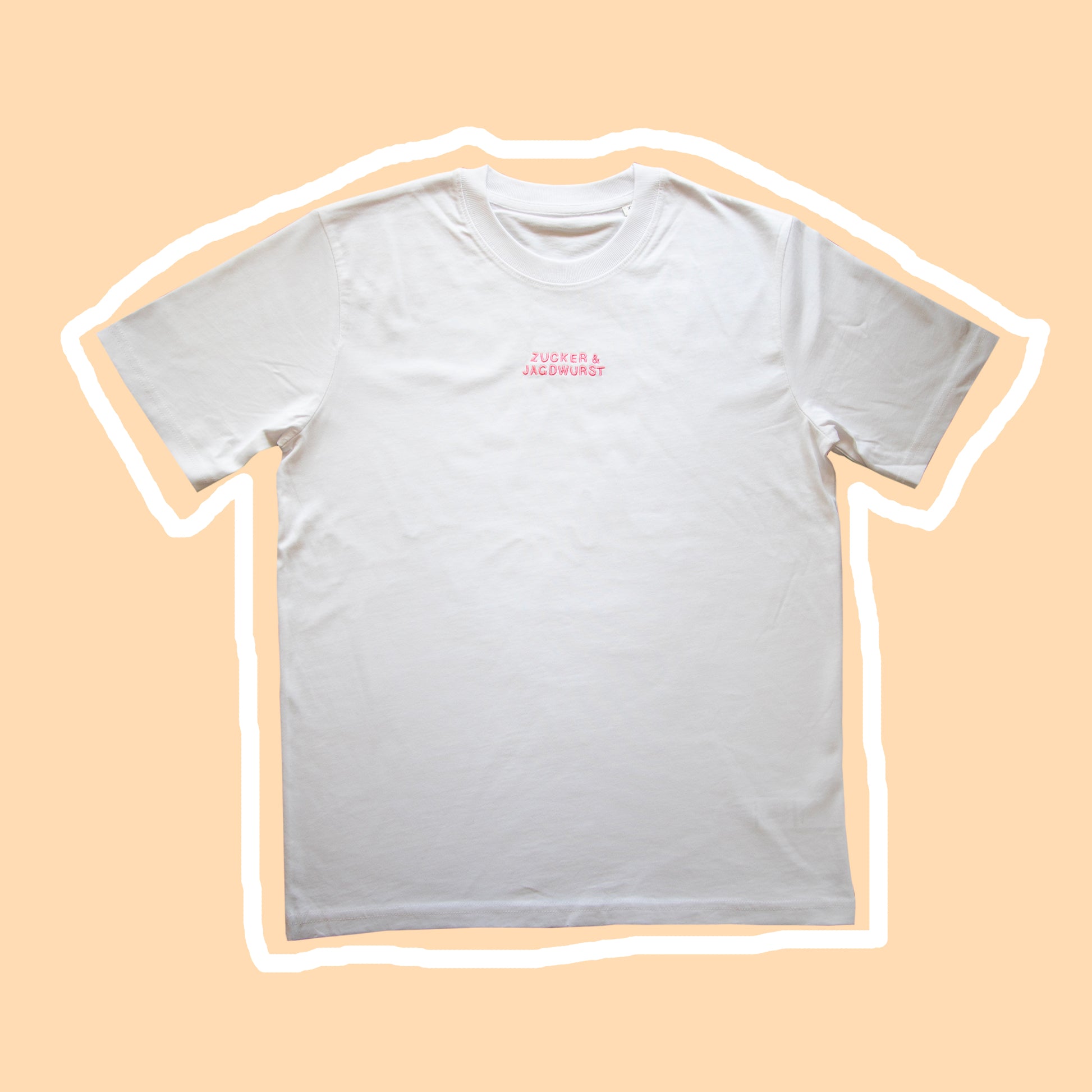 Weißes T-Shirt mit pinker Stickerei "Zucker&Jagdwurst" in Vorderansicht auf beigem Hintergrund mit weißer Umrandung