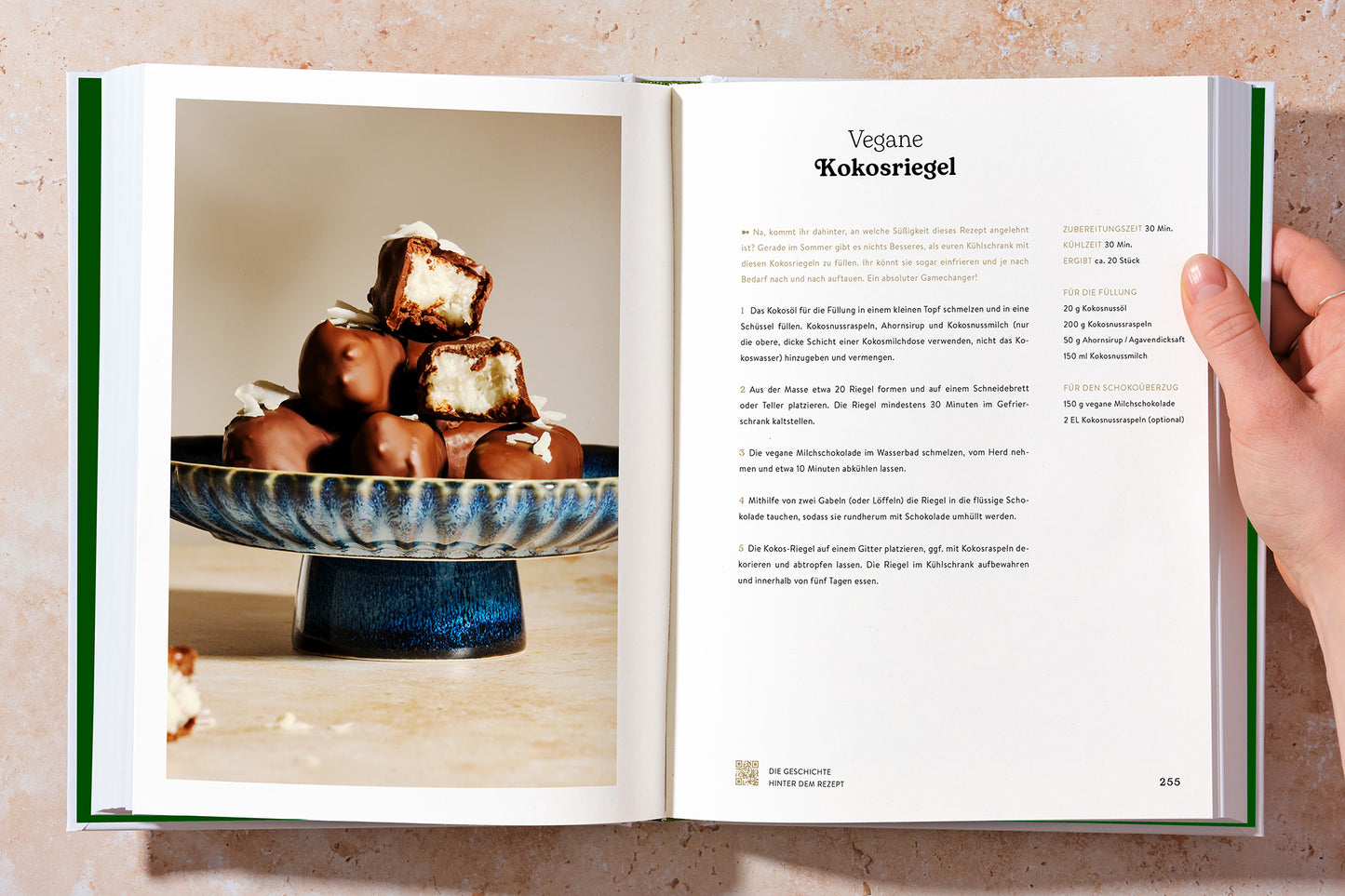 Zwei Innenseiten des Kochbuchs ‚Vegan durch den Tag’: rechts der Rezepttext, links ein Bild der veganen Kokosriegel